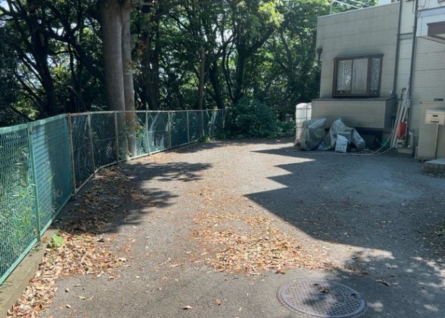お持ちの車種によっては前面道路が広い方が便利でしょう。しかし、前面道路が広ければその分交通量が多くなるため、騒音などが気になる場合があります。実際に現地を見学し、周辺交通量や騒音などを確認しましょう！