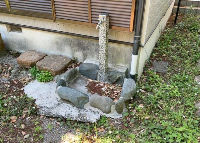 敷地内に散水栓や立水栓があると便利です。水道水を直接利用できるため、水を運ぶ手間を省くことが出来ます。大量の水を必要とする洗車作業や清掃などに役立ちます。その他設備とあわせて、現地でご確認ください。
