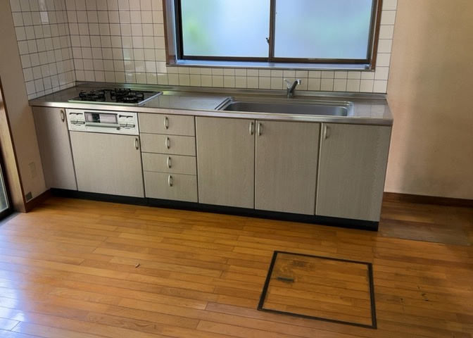 L型アイランドタイプは、キッチンからダイニングにもリビングにも目が行き届くので、とても使いやすい配置です。L字型独立タイプは、キッチンを独立させてるためLDKというよりもLDといった様なイメージです。