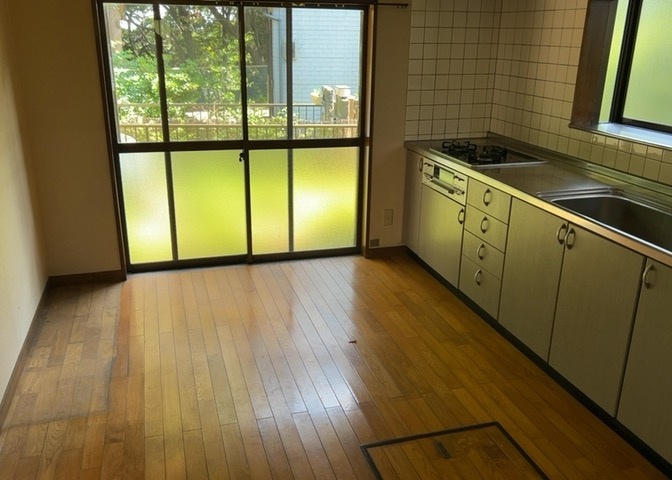 ダイニングは、食事や家族の団らんスペースとしてだけではなく、ほかの用途としても使用することができます。ダイニングテーブルを置き、食事のためのスペースを作ることでリビングとの差別化を図ることができます。