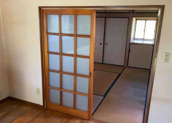 ダイニングとキッチンの間を扉や壁などで仕切らず、一体化させた間取りです。キッチンカウンターがついている物件ならば、食事をキッチンカウンターで取ることで、ダイニングスペースをリビングとして使用できます。