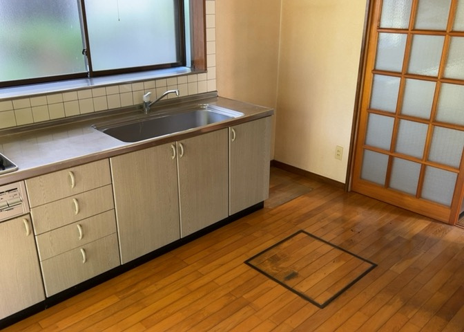直線タイプはLとDKを一直線に並べた形で対面キッチンのタイプです。一般的なのでよく見かけるかもしれません。直線タイプに似た直接アイランドタイプは、キッチンとダイニングの間に壁がない分広く感じられます。