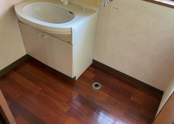 多くの戸建て住宅で見かける洗面脱衣所は、洗面台と洗濯機が2畳ほどのスペースに並べられていて、洗面所が脱衣所を兼ね備えている間取りが一般的です。お客様が利用することもある、パブリックな空間でもあります。