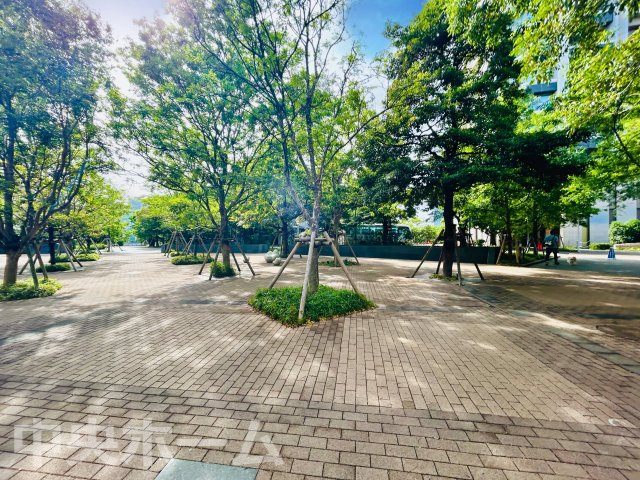 敷地内には緑が多く住環境良好です