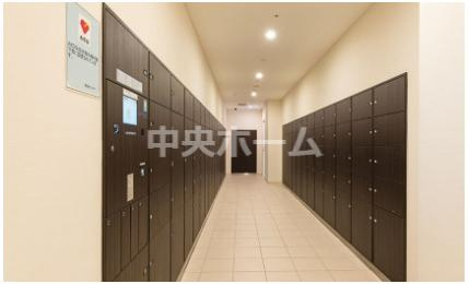 【宅配ボックス】在宅時・不在時に関わらず、居住者の代わりに非対面で宅配物を受け取ってくれる便利な設備です。わかりやすくご説明致しますので見学時にはお部屋だけではなく共用部分もぜひチェックしてください。