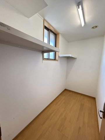 2階納戸。広々収納で季節モノの洋服やストーブなどの大物まで何でもスッポリ収まり安心♪