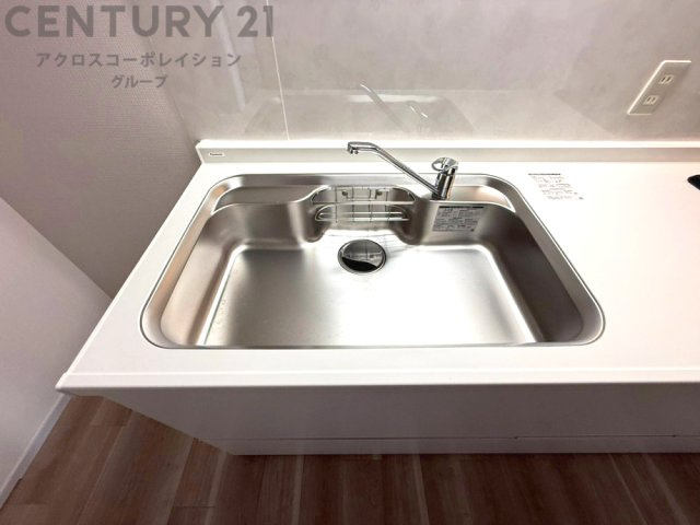 大きなシンクでお鍋などの大きな調理器具を洗う際にも便利です。　