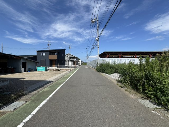 前面道路は幅6mで車庫入れもラクラク♪近くの県道が野木方面に繋がり、より便利に。