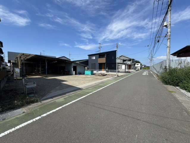 間々田駅徒歩約13分。2キロ圏内にショッピングモールがあり、利便性の高い立地です。