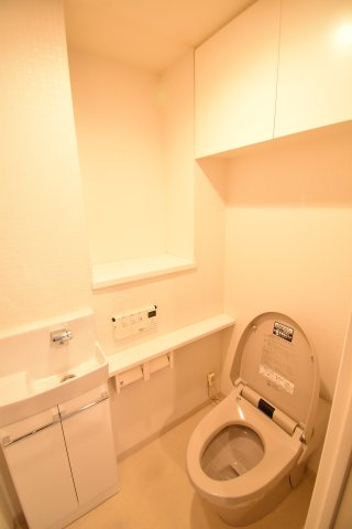 トイレ内に手洗い場があります。