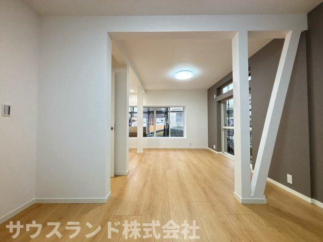 大きな窓から明るい光が差し込み、開放的なリビングです。窓の外には緑が見え、心身ともにリフレッシュできます。家族みんなでゆったりとくつろげる、快適な空間です。