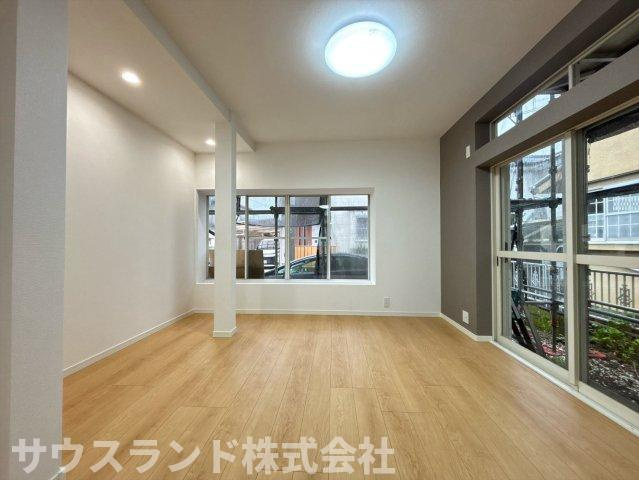 ソファやダイニングテーブルを配置できる、十分な広さのリビングです。家族が集まり、会話が弾む、温かい空間。毎日を快適に過ごせる、居住空間です。