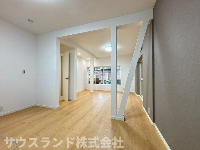 風通しの良いリビングで、心地よい時間を過ごせます。明るい日差しが、一日の始まりを爽やかに演出します。家族の笑顔が溢れる、温かいお住まいです。