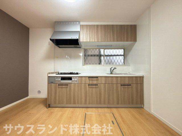 IHクッキングヒーターを採用したキッチンです。フラットなトッププレートで、お手入れも楽々。火を使わないので、小さなお子様がいるご家庭でも安心です。