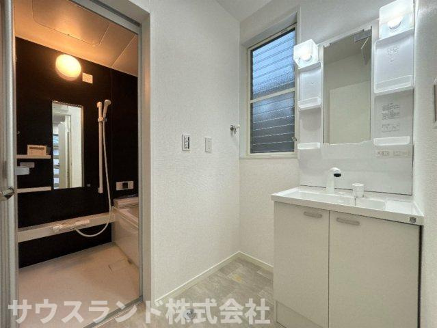 朝の支度もスムーズに行える、洗面所です。広々とした洗面台で、家族みんなが快適に利用できます。豊富な収納力で、洗面用品をすっきりと整理できます。