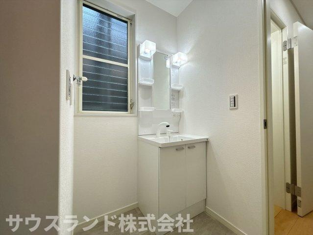 収納力豊富な洗面所で、洗面用品をすっきりと整理できます。清潔感のある空間で、毎日を爽やかに過ごせます。広々としたスペースで、快適に利用できます。
