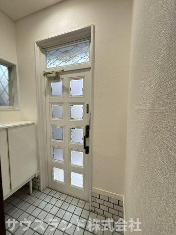 玄関には収納力豊富な靴箱があり、靴をすっきりと整理できます。明るい日差しが差し込み、お客様を温かく迎えます。毎日を爽やかに始められる、快適な玄関です。