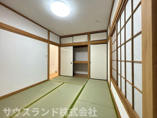 様々な用途に使える和室です。来客時の寝室や、お子様の遊び場、趣味のスペースとして活用できます。和の空間で、穏やかな時間を過ごせます。
