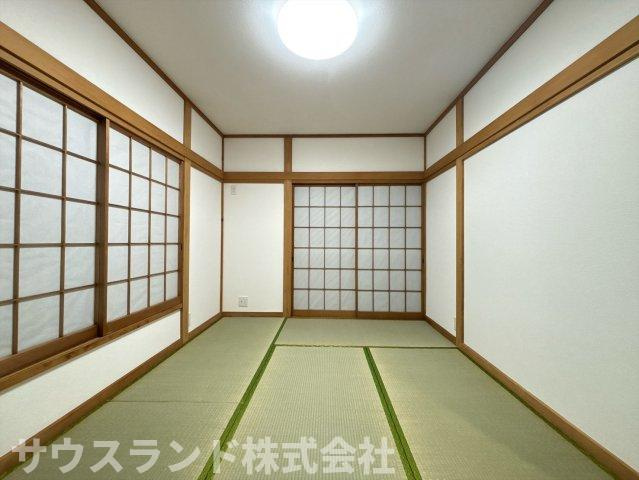 シンプルな内装で、お好みの家具を配置しやすい洋室です。お子様の成長に合わせて、部屋のレイアウトを変更できます。自分だけの空間で、リラックスできます。