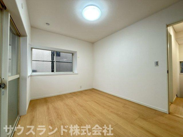 明るい日差しが差し込む、ゆとりある洋室です。クローゼットを完備しており、お部屋をすっきりと保てます。家族それぞれの時間を大切にできる、快適な空間です。