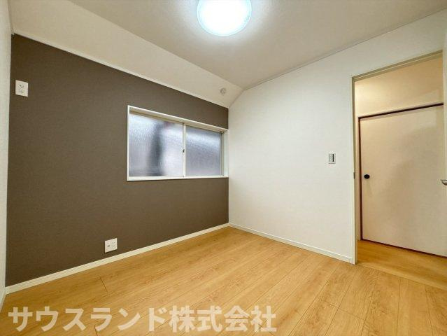主寝室としても使える、広々とした洋室です。クローゼットを完備しており、お部屋をすっきりと保てます。家族みんなが快適に過ごせる、心地よい居住空間です。