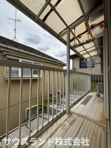 屋根付きの広々としたバルコニーです。急な雨でも洗濯物が濡れにくく、お出かけ中も安心ですね。ガーデニングの鉢植えを置いたり、ちょっとした気分転換に外の空気を吸ったりと、多目的に活用できる空間です。