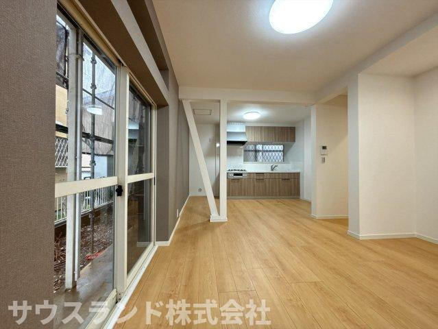木目調の温かみのある床材を使用した、心地よいリビングです。足元から暖まるため、冬場も快適に過ごせます。リラックスできる空間で、家族との時間を大切にできます。