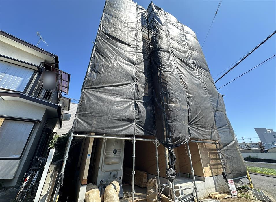 販売現地／2026年7月10日撮影　　玄関ドアは防犯性の高いスマートキー対応でお買い物帰りなど手荷物が多い時も開錠便利。