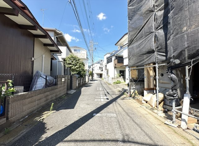 前面道路の様子　　大切な車を守るビルトインガレージのある邸宅です