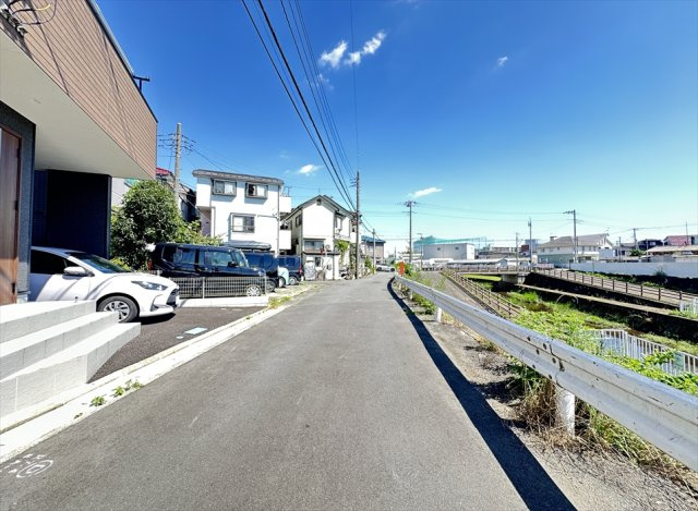 小学校まで徒歩11分。通学時間が短い分、交通事故や防犯上のリスクにさらされる時間も短くなる傾向があり、お子様の通学も安心便利。