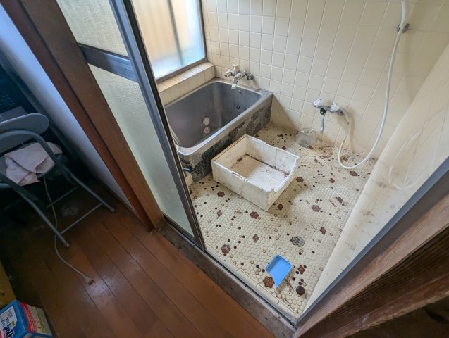 窓があるので明るい室内です。シンプルで使い勝手の良いお風呂です。タイルが白いので空間が広く感じます。