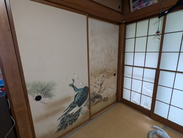 大きな窓があるので部屋にやわらかな陽光が注ぎます。押入れがあるので布団をしまっておく事も出来ます。