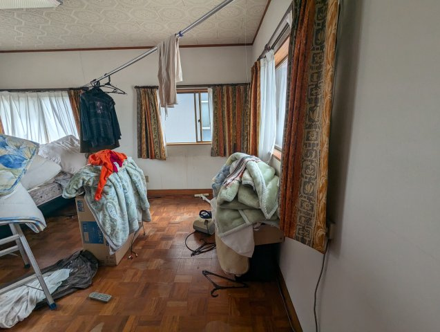 窓が多く心地の良い空間となっています。寝室や子供部屋におすすめの洋室になっています。