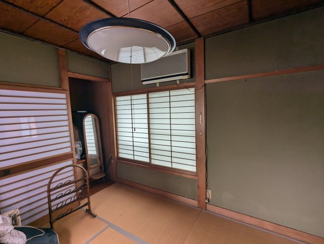 大きい窓から入るたっぷりの日差しが嬉しいですね。畳は柔らかいので子供を遊ばせても安全ですね。