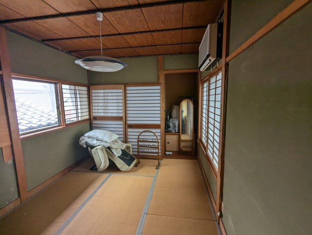 窓が多く明るい室内となっています。急な来客にも対応できる落ち着きのある和の空間が広がっています。