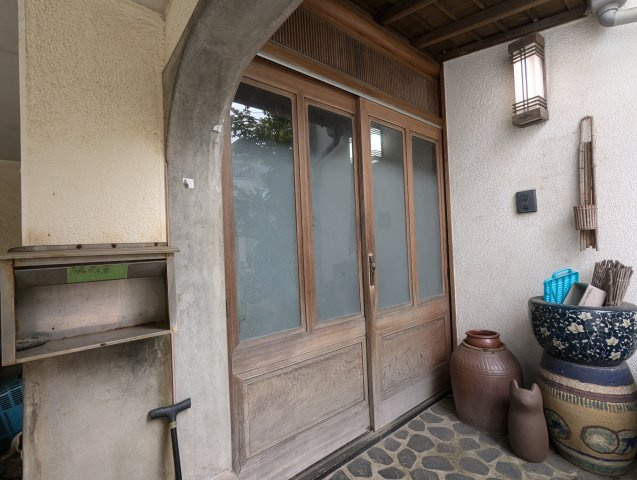 玄関は引き戸なので荷物の出し入れが楽です。風の入れ替えも出来て便利です。