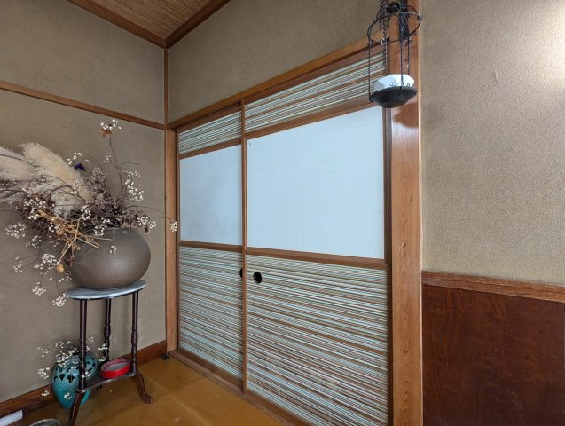 広々とした玄関ホールです。お花を飾ったりインテリアが楽しめます。陽当たりも良く気持ちいい1日のスタートがきれますね。