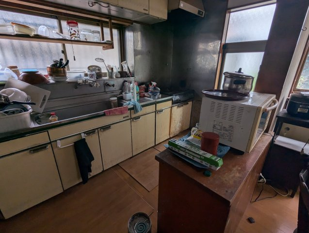 キッチンには窓があり明るく開放的です。壁付けキッチンなので集中してお料理出来ますね。