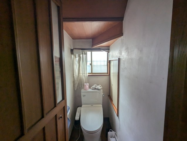 トイレには窓があり明るい室内です。コンパクトな設計で空間を広く感じさせるデザインになっています。