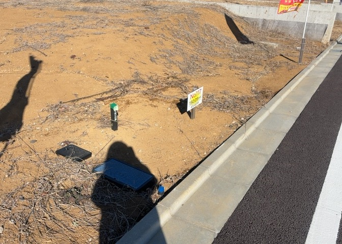 土地の形が極端に長細かったり、狭小地、あるいは道路との高低差がある傾斜地だった場合、後々売ろうとしても買い手がつかない場合もあります。後々、売却することになった時に価値の下がらない土地を選びましょう。