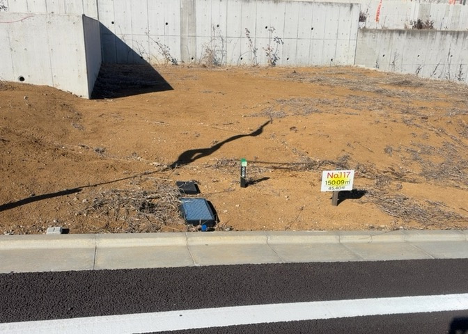 土地の面積＝住宅面積ではありません。建ぺい率の問題などで、土地のある場所によって住宅を建てられる面積は限られています。高さもしかり、「土地」という言葉の中には、建築条件も含まれると考えておきましょう。