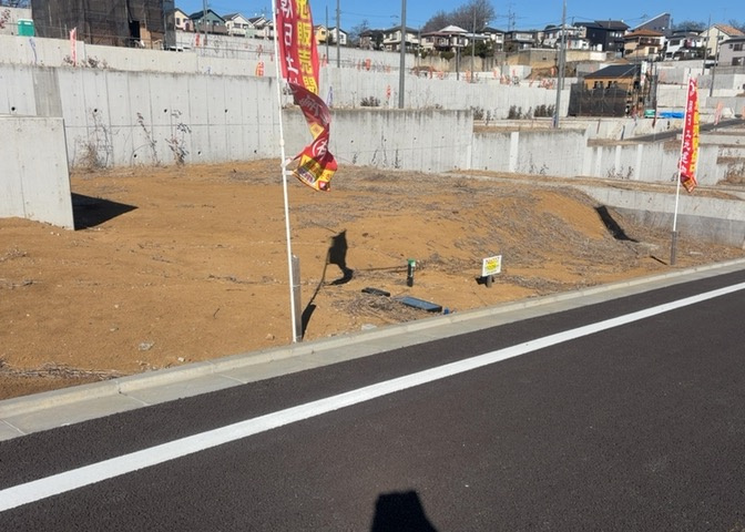 土地を買う際、住む地域の自治体や福祉の補助制度にも注目してみましょう。子供や老人の医療補助やゴミ出しのルールなど、自治体によってルールに大きな違いがあるため、暮らしやすい土地で判断するとよいでしょう。