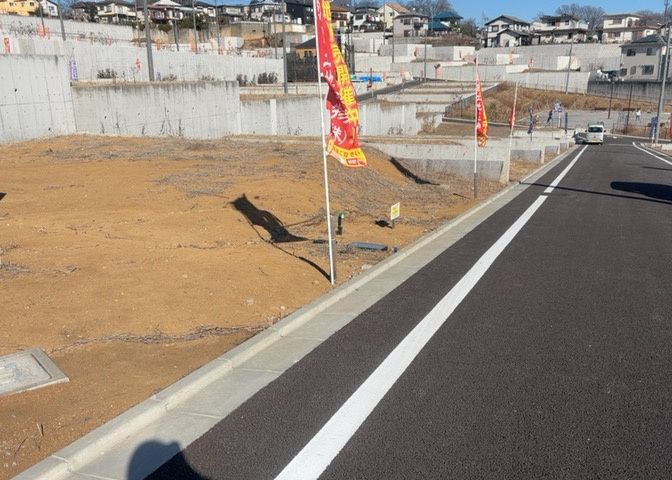 土地の前の道路に消火栓が設置されていることがあります。この場合、道路交通法第45条第1項により、駐車禁止の場所が指定されています。そのため、車庫などの駐車スペースをつくることができない場合があります。