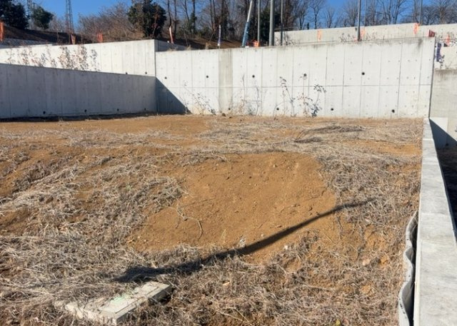 土地購入を検討されている場合、境界杭がない状態で購入してしまうと境界確定測量をする必要があり、費用がかかります。購入の前に、売主、隣土地所有者立ち合いのもと境界を確定し境界杭を設置するのがベストです。