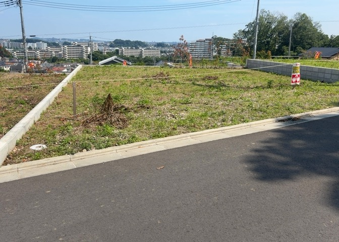 土地の形が極端に長細かったり、狭小地、あるいは道路との高低差がある傾斜地だった場合、後々売ろうとしても買い手がつかない場合もあります。後々、売却することになった時に価値の下がらない土地を選びましょう。