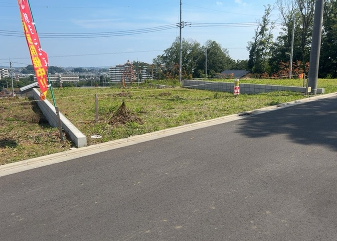 土地の面積＝住宅面積ではありません。建ぺい率の問題などで、土地のある場所によって住宅を建てられる面積は限られています。高さもしかり、「土地」という言葉の中には、建築条件も含まれると考えておきましょう。