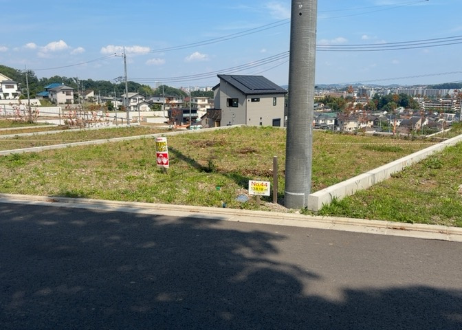 現地に行くなら、物件の周囲の地形がどうなっているかを見ることも大切です。周辺より低くなっている土地では、大雨などで水が集まりやすいため、地盤が弱くなっているということも考えられるため、注意が必要です。