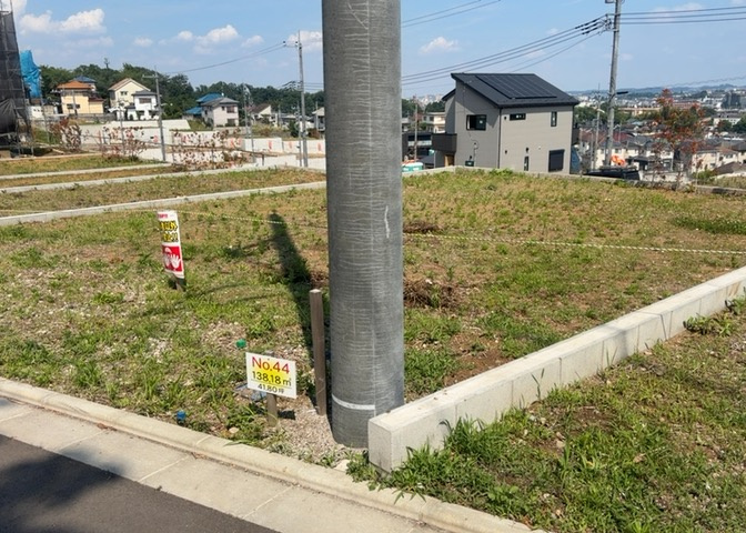 隣家の土地はどうなっているのか、生活利便施設が近くにあるのか、学校まで近いかなど、お客様のライフスタイルにあわせたイメージが重要です。また、近くにあると困る施設が近くにないかも確認するといいでしょう。