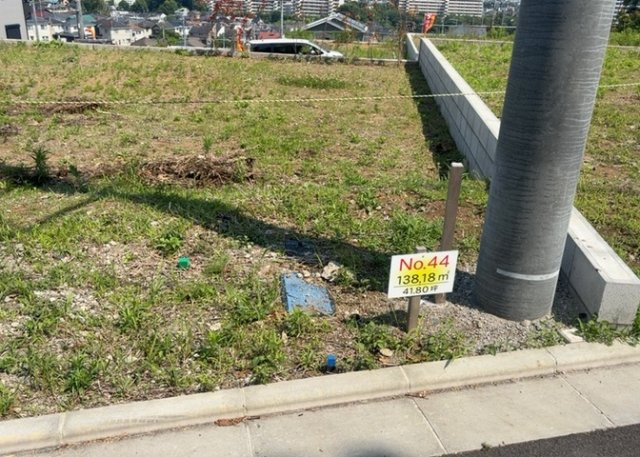 土地購入を検討されている場合、境界杭がない状態で購入してしまうと境界確定測量をする必要があり、費用がかかります。購入の前に、売主、隣土地所有者立ち合いのもと境界を確定し境界杭を設置するのがベストです。