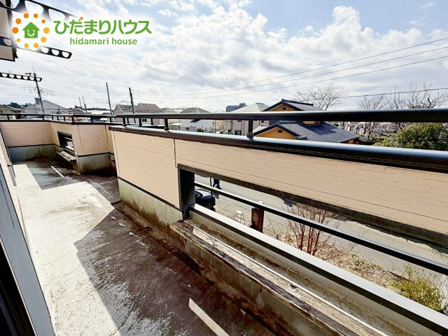 陽当りの良いバルコニーはたくさん洗濯物を干せるので大家族でも安心ですね！！